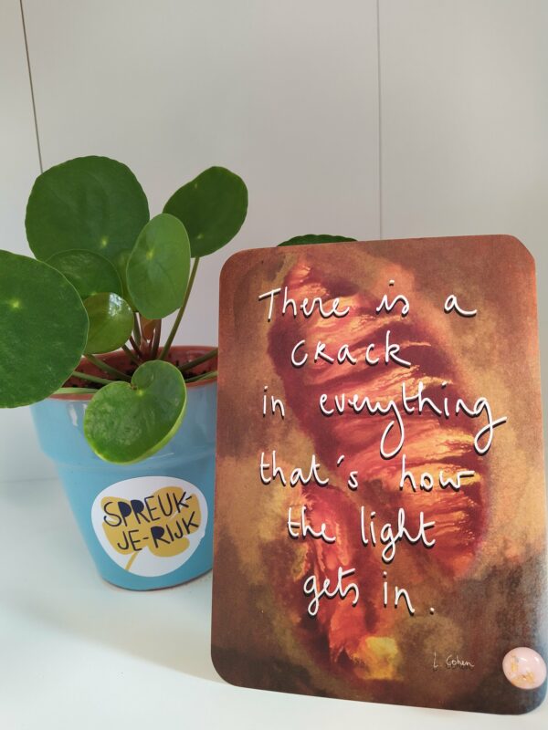 Spreuk-kaart 'There is a crack in everything...'