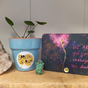 Spreuk-kaart 'let ART get you through the dark'
